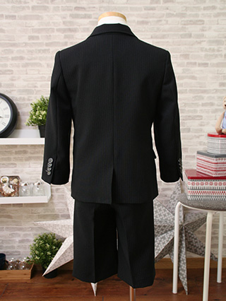 anyFAM　レジメンタル柄ネクタイの黒スーツ　110