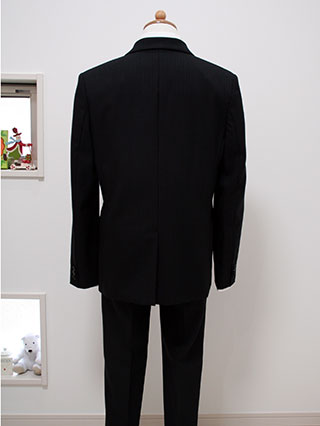 バーバリー　ストライプの黒スーツ(ノバチェックネクタイ)　160