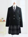 スコッチハウス　黒のジャケットにネクタイのスーツ　160