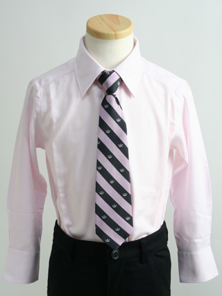 BeBe　ピンクネクタイのフード付き黒スーツ　110