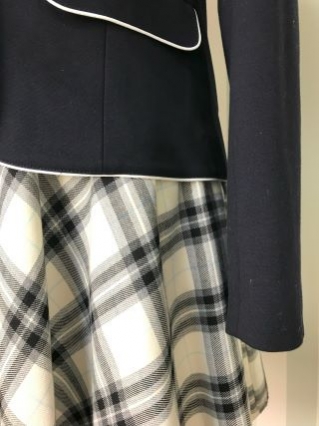 ポンポネット　パイピングジャケットに白黒チェックのスカートスーツ　170