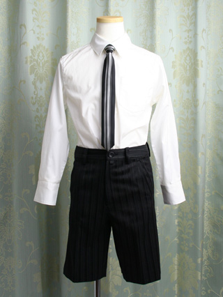 コムサデモード　ストライプのスーツ(黒×シルバーネクタイ)　120