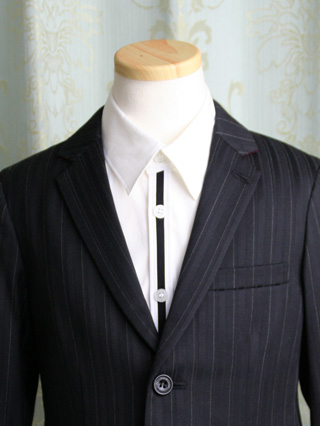 コムサデモード　ストライプのスーツ(黒×シルバーネクタイ)　120