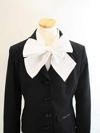 メゾピアノ 大きな白リボンタイブラウスのモノトーンスーツ 160