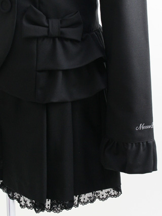 メゾピアノ　黒のキュロットスカートスーツにチェックリボンタイ　160