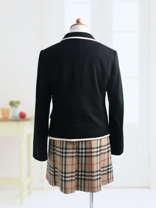 バーバリー　白パイピングの黒ジャケットスーツ　150