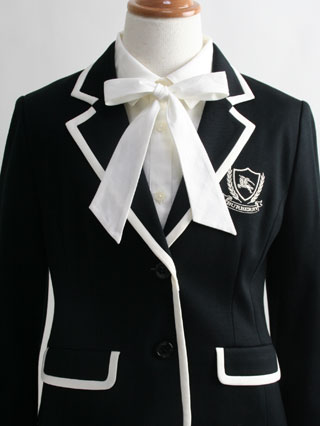 バーバリー　白パイピングの黒ジャケットスーツ　150