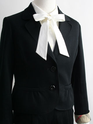 バーバリー　黒のジャケットとキュロットスカートスーツ　150
