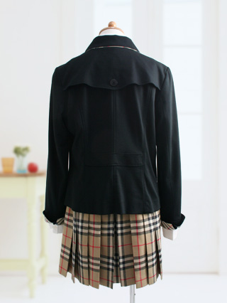 バーバリー　黒の6つボタンジャケットとノバチェックスカートのスーツ　170