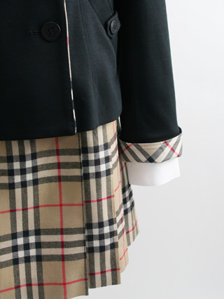 バーバリー　黒の6つボタンジャケットとノバチェックスカートのスーツ　170