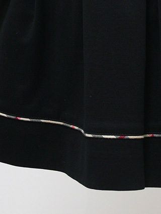 バーバリー　黒の4つボタンジャケットのスーツ　120