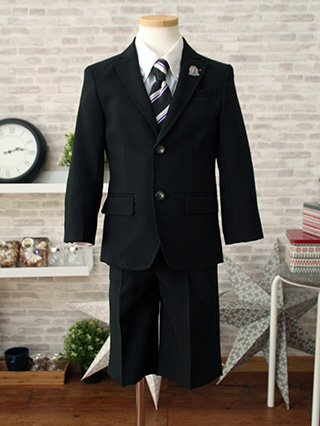 anyFAM　レジメンタル柄ネクタイの黒スーツ　110