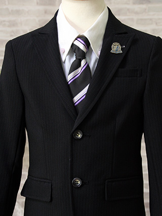 anyFAM　レジメンタル柄ネクタイの黒スーツ　110