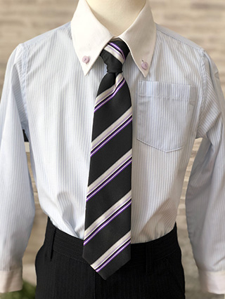 anyFAM　レジメンタル柄ネクタイの黒スーツ　110