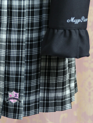 メゾピアノ　黒ジャケットにモノトーンチェックスカートのスーツ　160