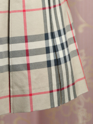 バーバリー　黒ジャケットとノバチェック柄スカートのスーツ　110