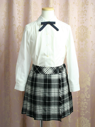 バーバリー　モノトーンのスカートと紺ブレザーのスーツ　120