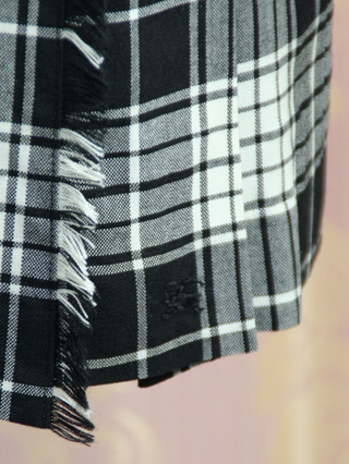 バーバリー　モノトーンのスカートと紺ブレザーのスーツ　120