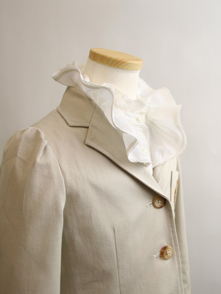 ラルフローレン　ベージュのスーツにフリルのブラウス　130