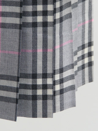 バーバリー　紺ブレザーにグレー地ノバチェックのスーツ　160