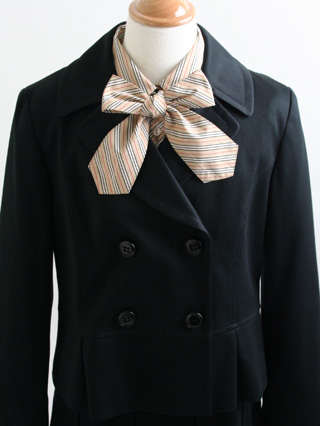 バーバリー　黒の4つボタンジャケットのスーツ　150-160