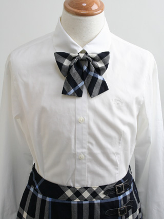 バーバリー　グレーブレザーに紺系ノバチェックのスーツ　150