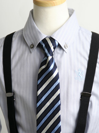 anyFam　ブルーのネクタイにポケットチーフ付き黒のスーツ　120