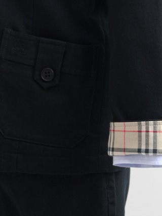 バーバリー　ブルーのネクタイの黒コットンスーツ　120