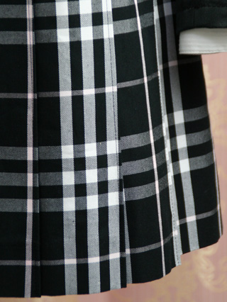 バーバリー　黒ジャケットとピンクラインノバチェックスカートのスーツ160