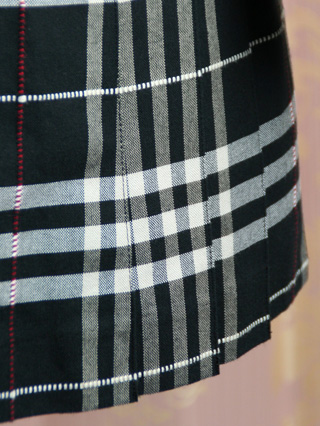 バーバリー　紺ブレザーに黒・ベージュ・赤ノバチェックスカートのスーツ　140