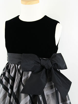 光沢のあるモノトーンチェックの豪華なドレス 110