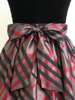 バーバリー 光沢のあるのチェック(赤)の豪華なドレス 140