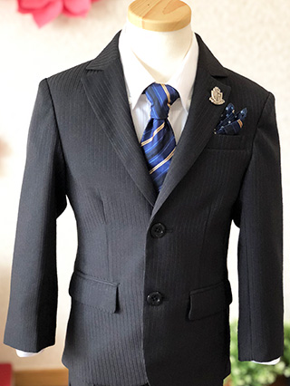 anyFAM　青地のネクタイのピンストライプ黒スーツ　110