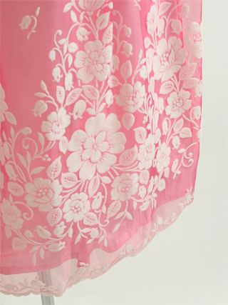 メゾピアノ ピンクのレース地に広がる花柄が可憐なワンピース 120