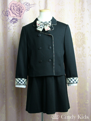 バーバリー　黒のスーツ　ノバチェック柄リボン　130