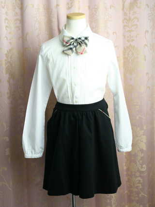 バーバリー　黒のスーツ　ノバチェック柄リボン　130