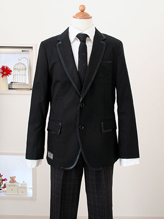 ブルークロス　黒ジャケットとチェックパンツのスーツ　150