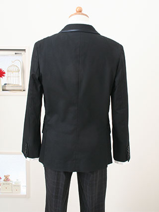 ブルークロス　黒ジャケットとチェックパンツのスーツ　150