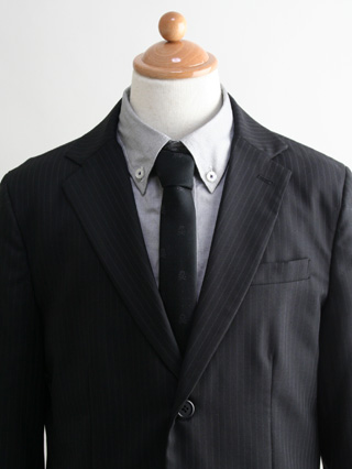 ブルークロス　黒のピンストライプスーツ・黒ネクタイ　150