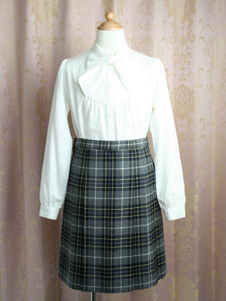 バーバリー　グレー系ノバチェックスカートのスーツ　150