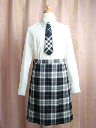 バーバリー　ネクタイにノバチェックスカートのスーツ　150