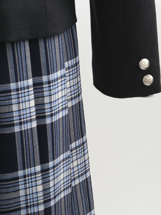 ポンポネット　濃グレージャケットと紺チェックのスーツ　160